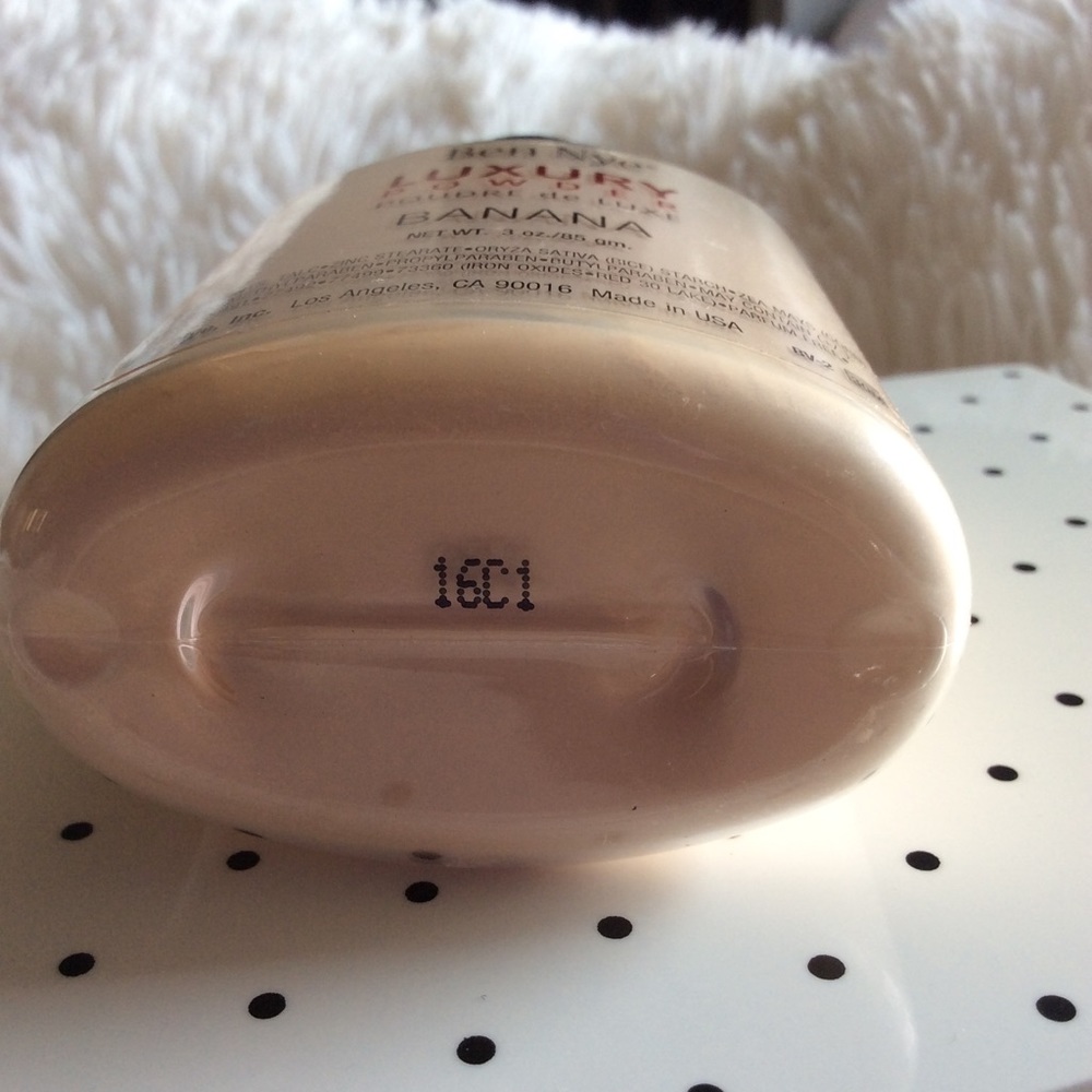 ✨Ben Nye Banana Powder✨ - Picture 4 of 4